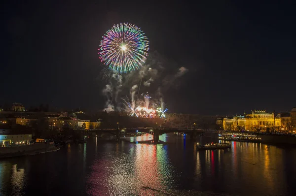 Yeni yıl arifesinde havai fişek 