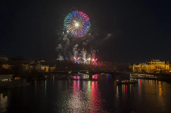 Yeni yıl arifesinde havai fişek 