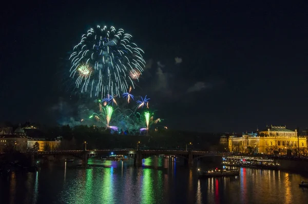 Yeni yıl arifesinde havai fişek 