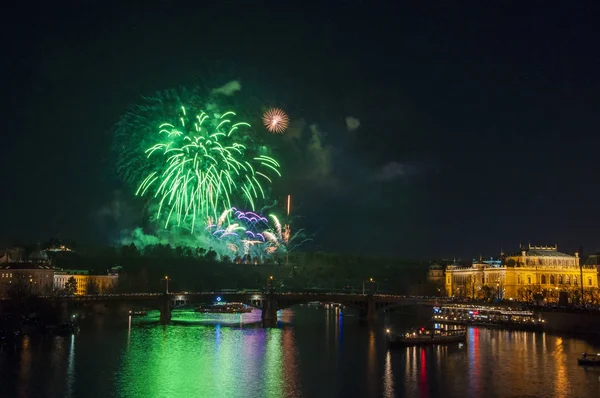 Yeni yıl arifesinde havai fişek 