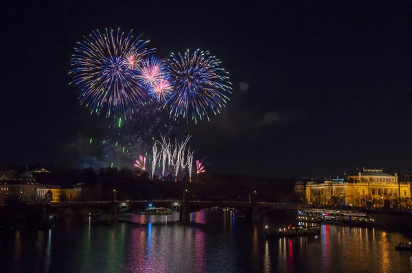 Yeni yıl arifesinde havai fişek 