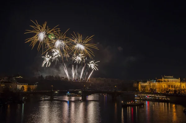 Yeni yıl arifesinde havai fişek 