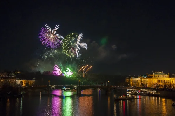 Yeni yıl arifesinde havai fişek 