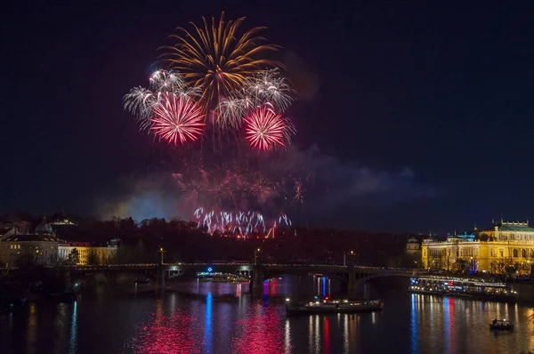 Yeni yıl arifesinde havai fişek 