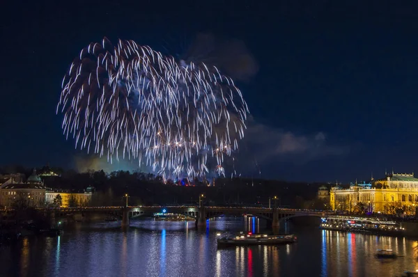 Yeni yıl arifesinde havai fişek 