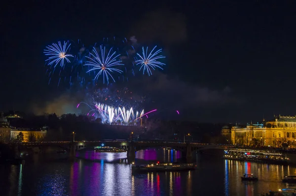 Yeni yıl arifesinde havai fişek 