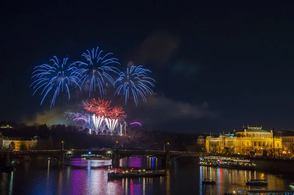 Yeni yıl arifesinde havai fişek 