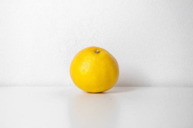 Yalıtılmış zemin üzerine karışık meyve kümesi. İzole renkli tatlı meyve 