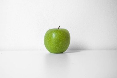 Yalıtılmış zemin üzerine karışık meyve kümesi. İzole renkli tatlı meyve 