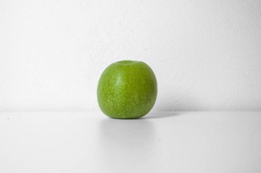 Yalıtılmış zemin üzerine karışık meyve kümesi. İzole renkli tatlı meyve 