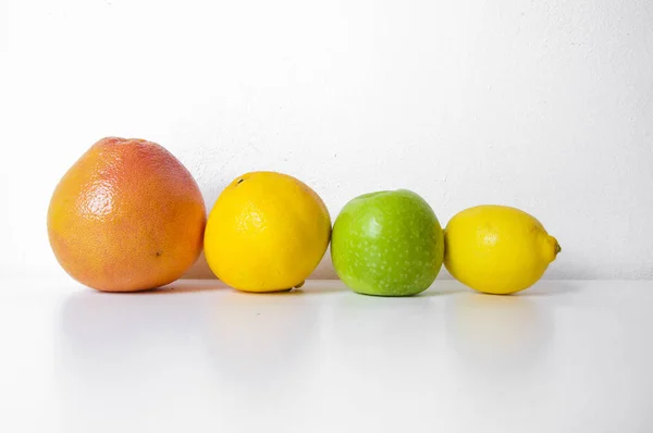 Conjunto Frutas Mixtas Sobre Fondo Aislado Fruta Dulce Colorida Aislada —  Fotos de Stock