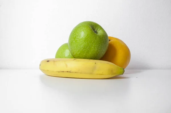 Yalıtılmış Zemin Üzerine Karışık Meyve Kümesi Zole Renkli Tatlı Meyve — Stok fotoğraf