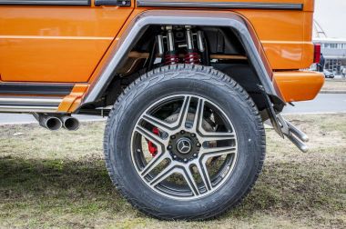 Mercedes Benz G500 4 x 4'te turuncu renk