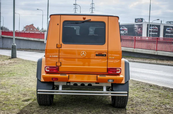 Mercedes Benz G500 4 x 4 i orange färg — Stockfoto