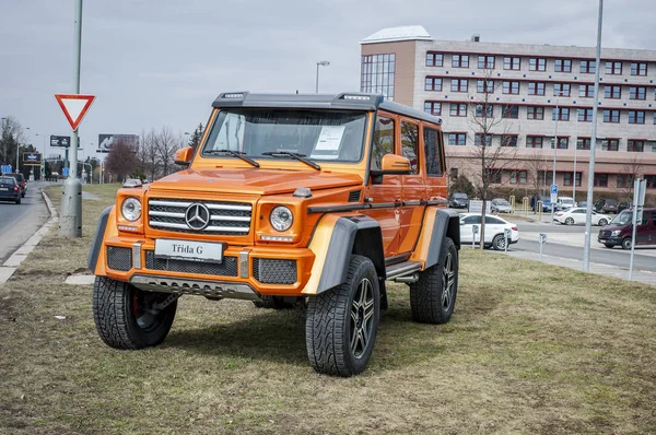 メルセデス ベンツ G500 オレンジ色で 4 x 4 — ストック編集用写真