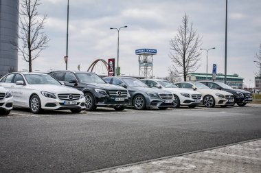 Prague, Çek Cumhuriyeti, 24.3.2018 - yeni lüks arabalar Mercedes Benz park önünde araba Mercedes, Prag depolamak. Lüks yeni araçların satırda otopark. 