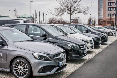 Prague, Çek Cumhuriyeti, 24.3.2018 - yeni lüks arabalar Mercedes Benz park önünde araba Mercedes, Prag depolamak. Lüks yeni araçların satırda otopark. 