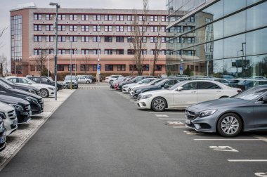 Prague, Çek Cumhuriyeti, 24.3.2018 - yeni lüks arabalar Mercedes Benz park önünde araba Mercedes, Prag depolamak. Lüks yeni araçların satırda otopark. 