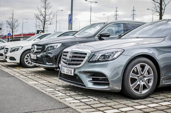 Prag Tjeckien 2018 Nya Lyxiga Bilar Mercedes Benz Parkering Framför — Stockfoto