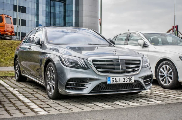 Vista frontal Mercedes Benz S400d — Foto de Stock