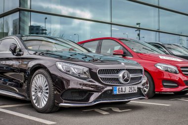 Yeni lüks araba Mercedes Benz S500 coupe