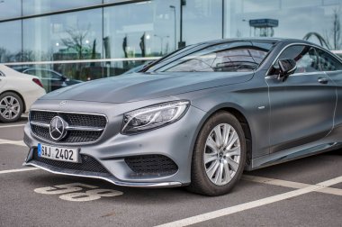 Yeni lüks araba Mercedes Benz S500 coupe