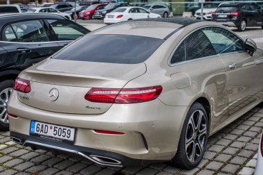 Yeni lüks araba Mercedes Benz E400