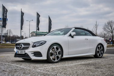 Yeni lüks araba Mercedes Benz E400