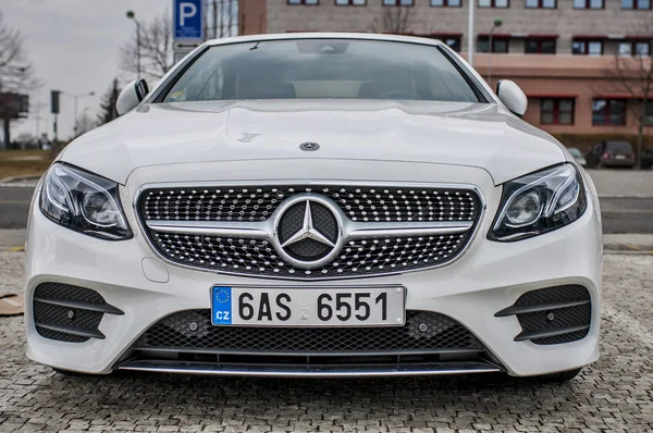 Nuevo coche de lujo Mercedes Benz E400 — Foto de Stock