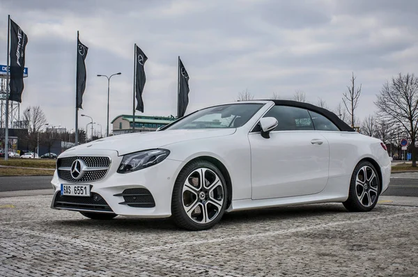 Nuevo coche de lujo Mercedes Benz E400 — Foto de Stock