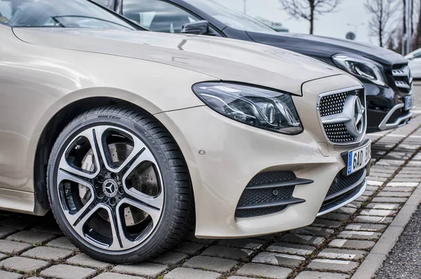 Nuevo coche de lujo Mercedes Benz E400 — Foto de Stock