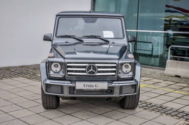 Prag, Çek Cumhuriyeti, 27 Kasım 2016: Yeni lüks araba Mercedes-Benz G 350 d park araba önünde Closeup saklayın. Araba önden görünümü detay