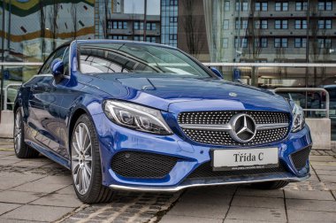 Prag, Çek Cumhuriyeti, 24.3.2018 - ön görünüm Mercedes Benz C 220d mavi renk önünde araba Mercedes Prag'da saklayın. C200 coupe Park