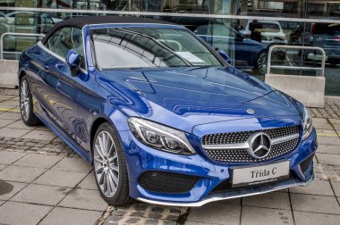 Prag, Çek Cumhuriyeti, 24.3.2018 - ön görünüm Mercedes Benz C 220d mavi renk önünde araba Mercedes Prag'da saklayın. C200 coupe Park