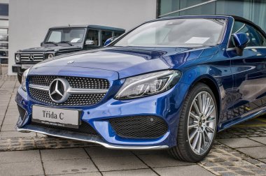 Prag, Çek Cumhuriyeti, 24.3.2018 - ön görünüm Mercedes Benz C 220d mavi renk önünde araba Mercedes Prag'da saklayın. C200 coupe Park