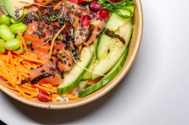 Somon kabı izole bir arka planda. yakın plan görünümü