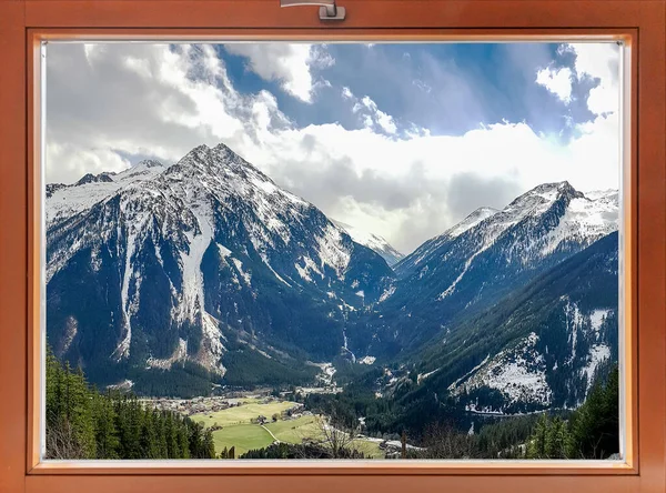 Vista Desde Ventana Las Montañas Los Alpes — Foto de Stock
