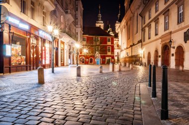 15.4.2020, Prag, Çek Cumhuriyeti: Salgın covid-19 sırasında insanlar olmadan boş bir Prag gecesi. Şehir merkezinde kimse yok, koronavirüs korkusu var.