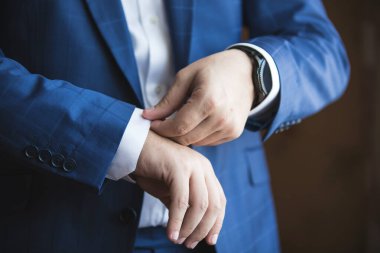 Bir erkekte şık bir takım. Moda ve tarz.