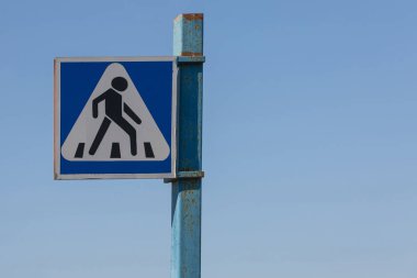 Mavi gökyüzüne karşı demir bir direğin üzerinde 