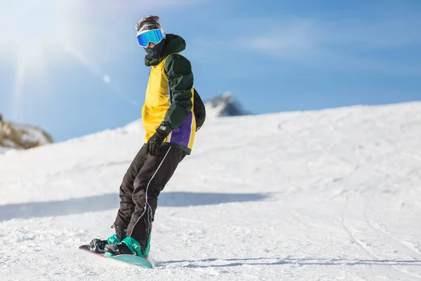 Snowboardcu Karda Sörf Tahtasına Biniyor Kayak Merkezinde Dinlen Etkin Yaşam — Stok fotoğraf