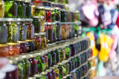 Kavanozlar dolusu reçel.