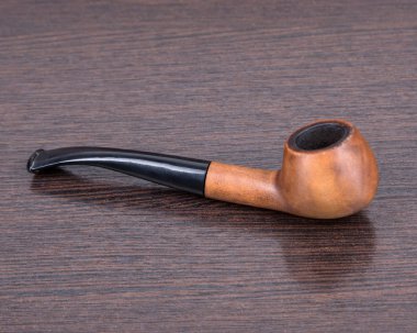 Tütün piposu ahşap bir masada..