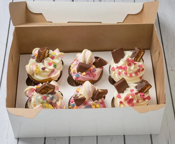Seis Cupcakes Decorados Con Crema Chocolate San Valentín Embalan Una — Foto de Stock