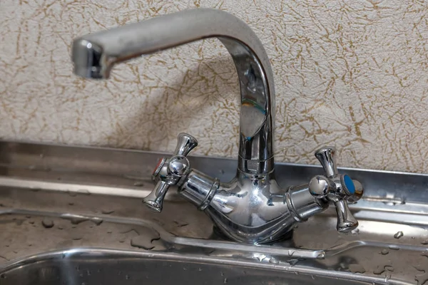 Mutfakta lavabo, krom lavabo ve musluk..
