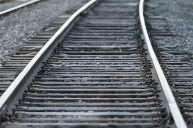 Demiryolu rayları. Kılavuz raylı yol.