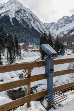 Gözlem güvertesi görüşüne karşı dürbün. Gezginler için dürbün teleskopu.