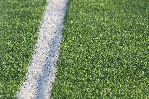 Biała Linia Zielonym Boisku Piłki Nożnej Ostrość Selektywna — Zdjęcie stockowe