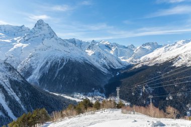 Kafkasların karlı dağları. Dombai, Rusya. Dağlarda güzel doğa. Seyahat et ve yürü..