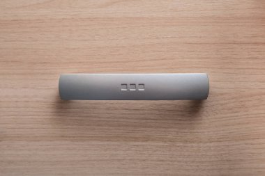 Çekmecenin metal sapı. Mobilya ögesi.